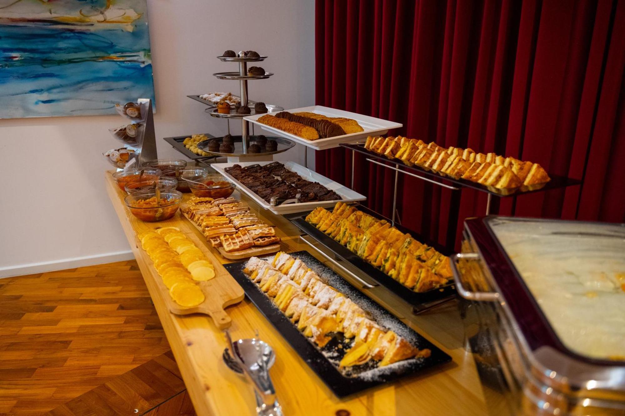 Bougainville Bay Hotel Sarandë エクステリア 写真 A buffet