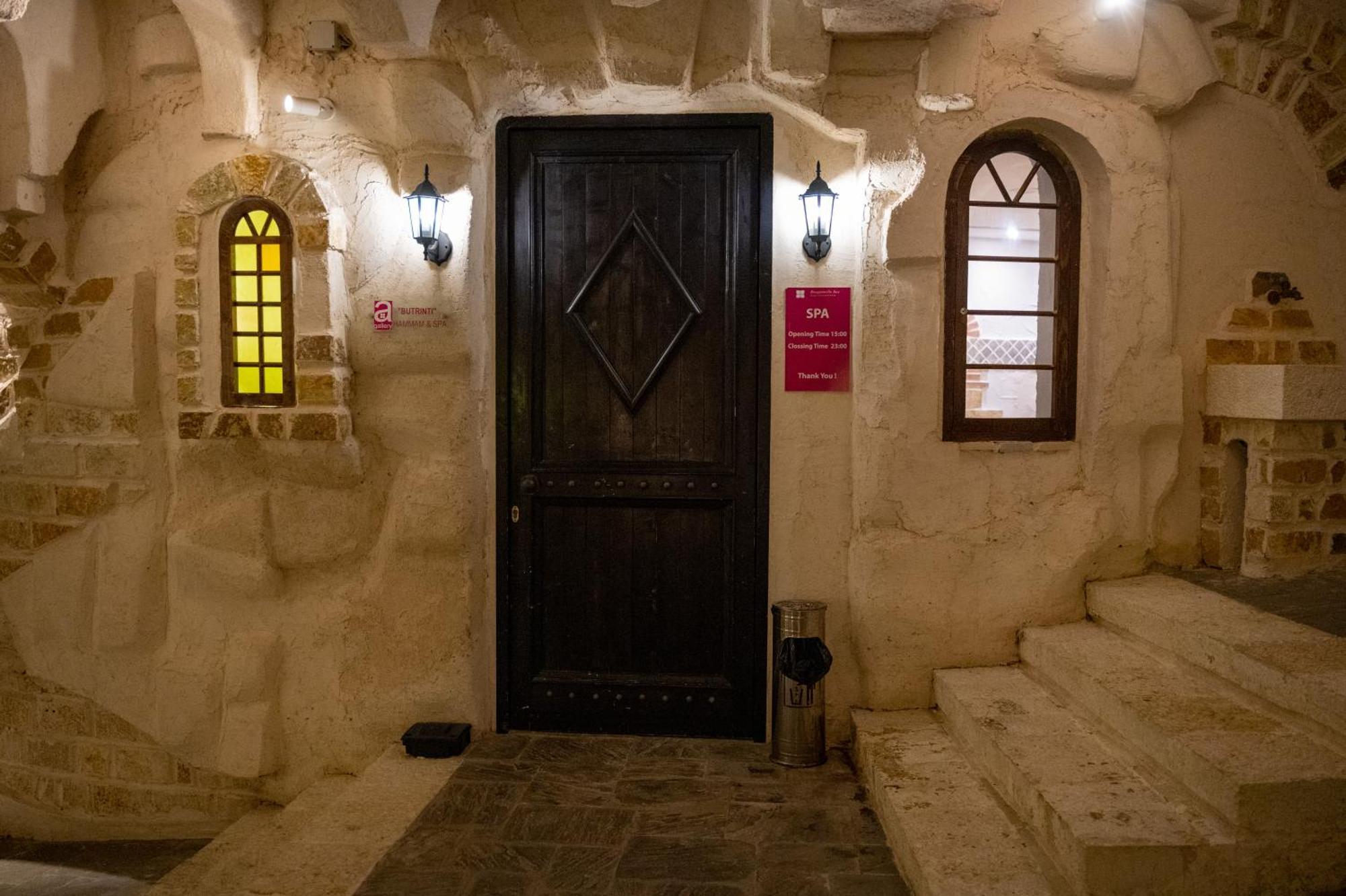 Bougainville Bay Hotel Sarandë エクステリア 写真 Entrance to the cave