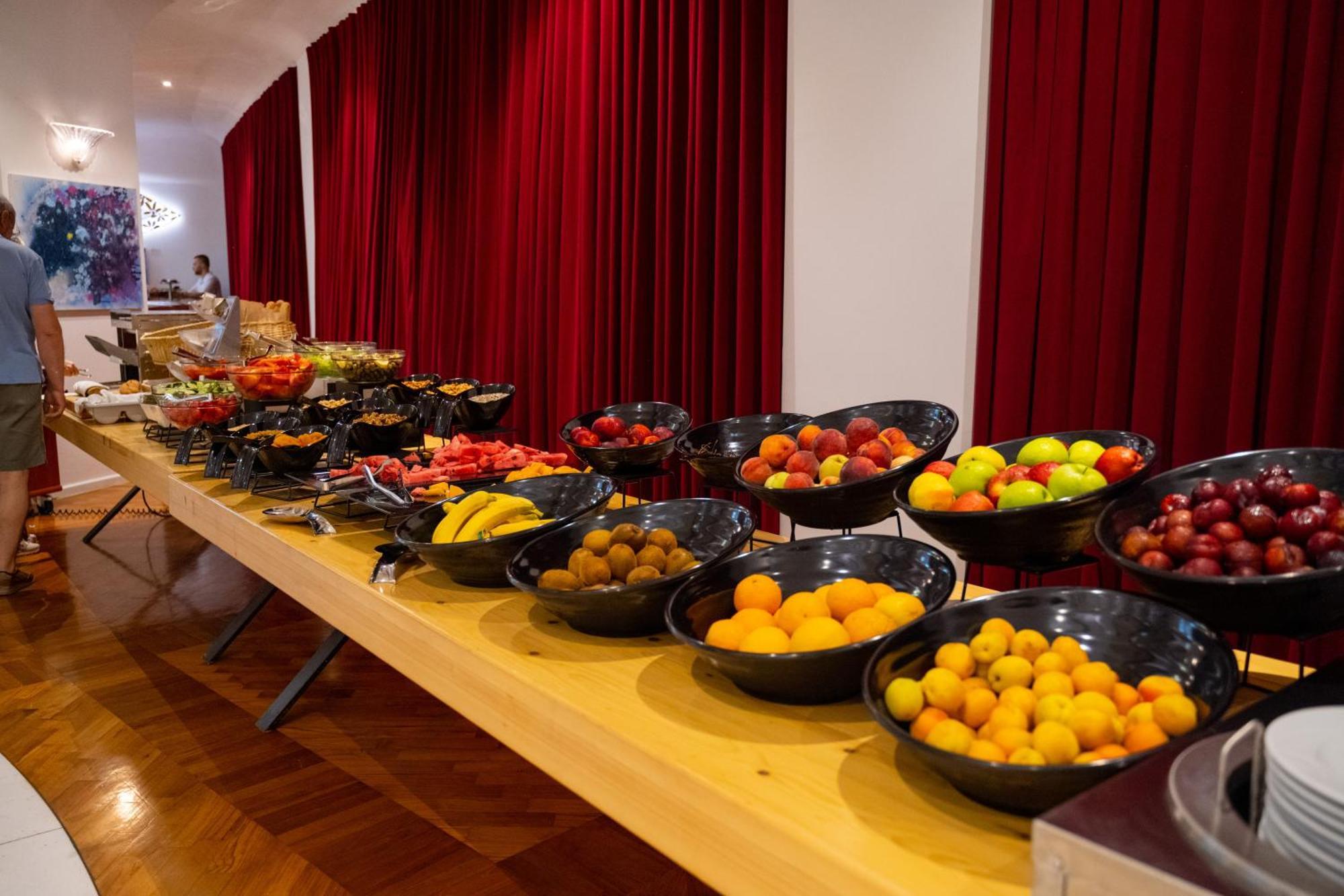 Bougainville Bay Hotel Sarandë エクステリア 写真 Fruit buffet