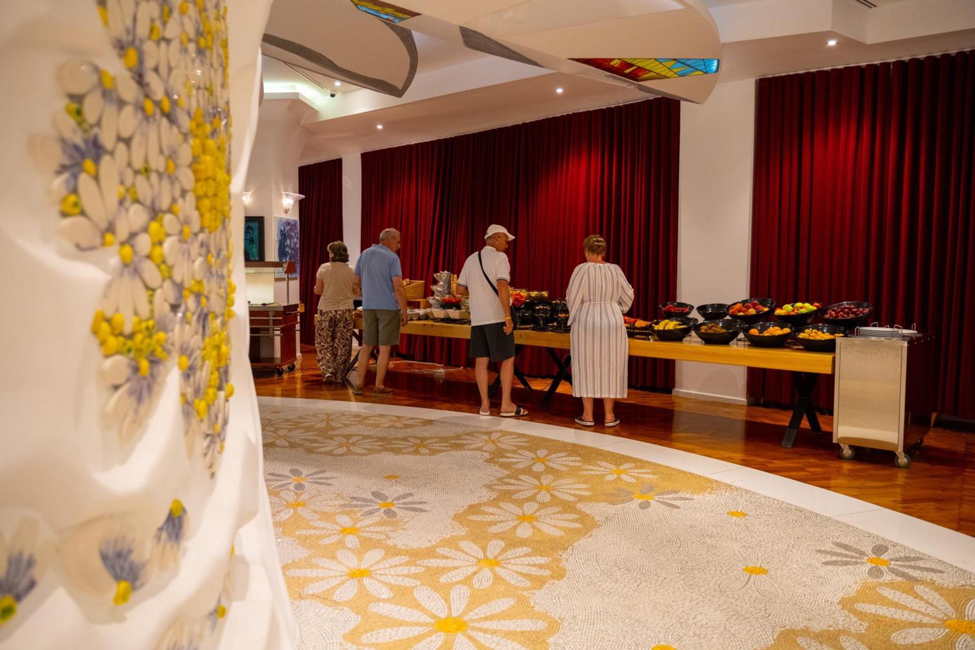 Bougainville Bay Hotel Sarandë エクステリア 写真 A buffet at a hotel