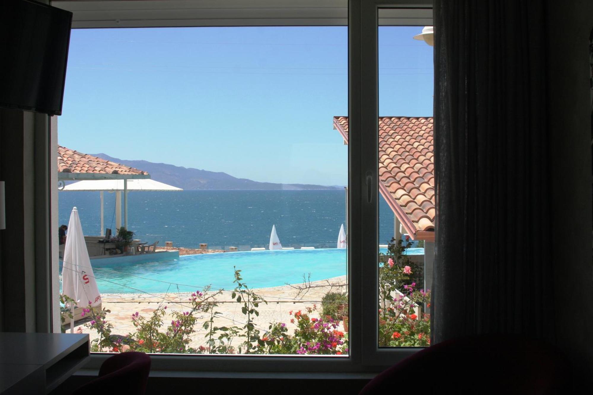 Bougainville Bay Hotel Sarandë 部屋 写真 View of the beach from a hotel room