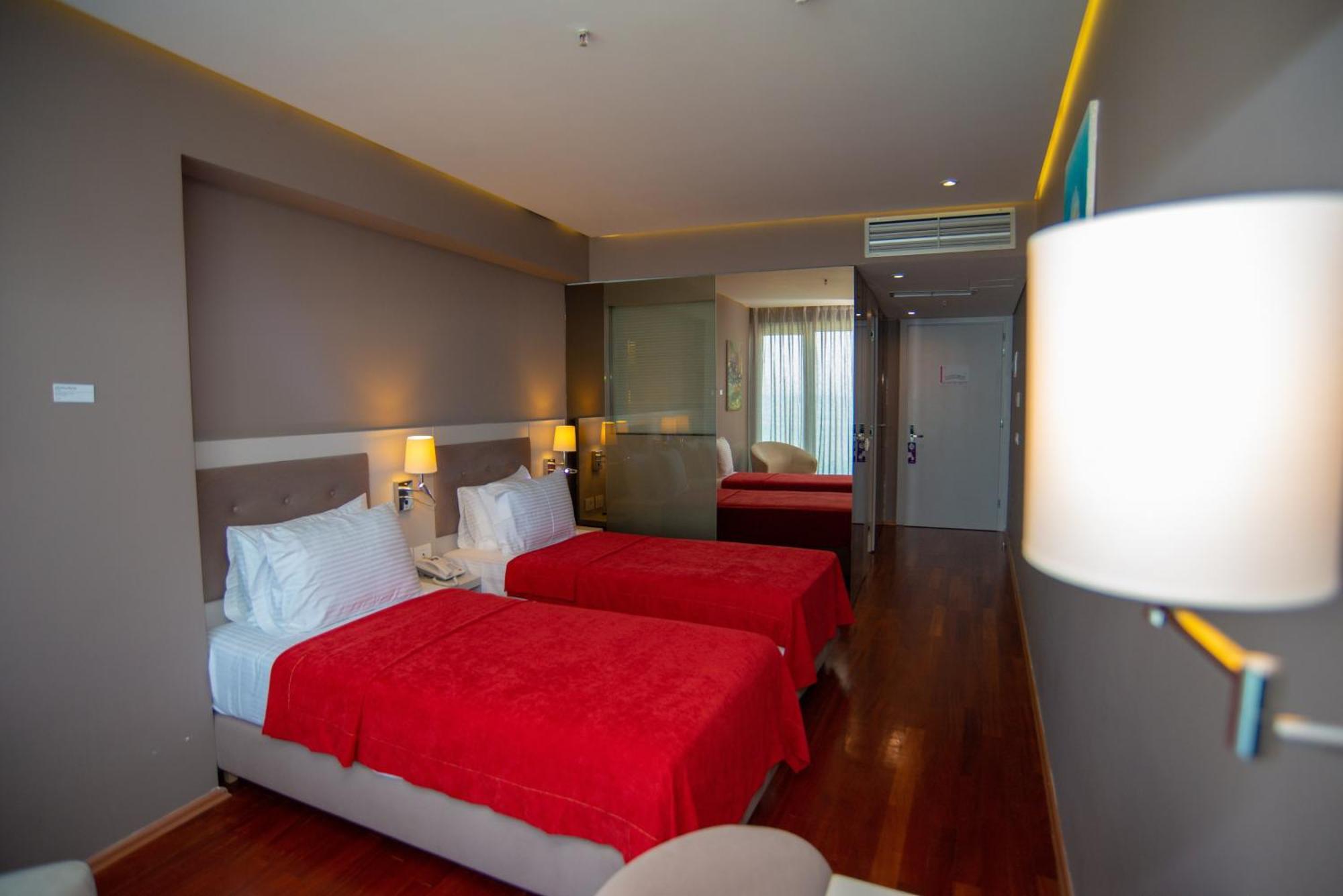 Bougainville Bay Hotel Sarandë 部屋 写真 A room at the hotel