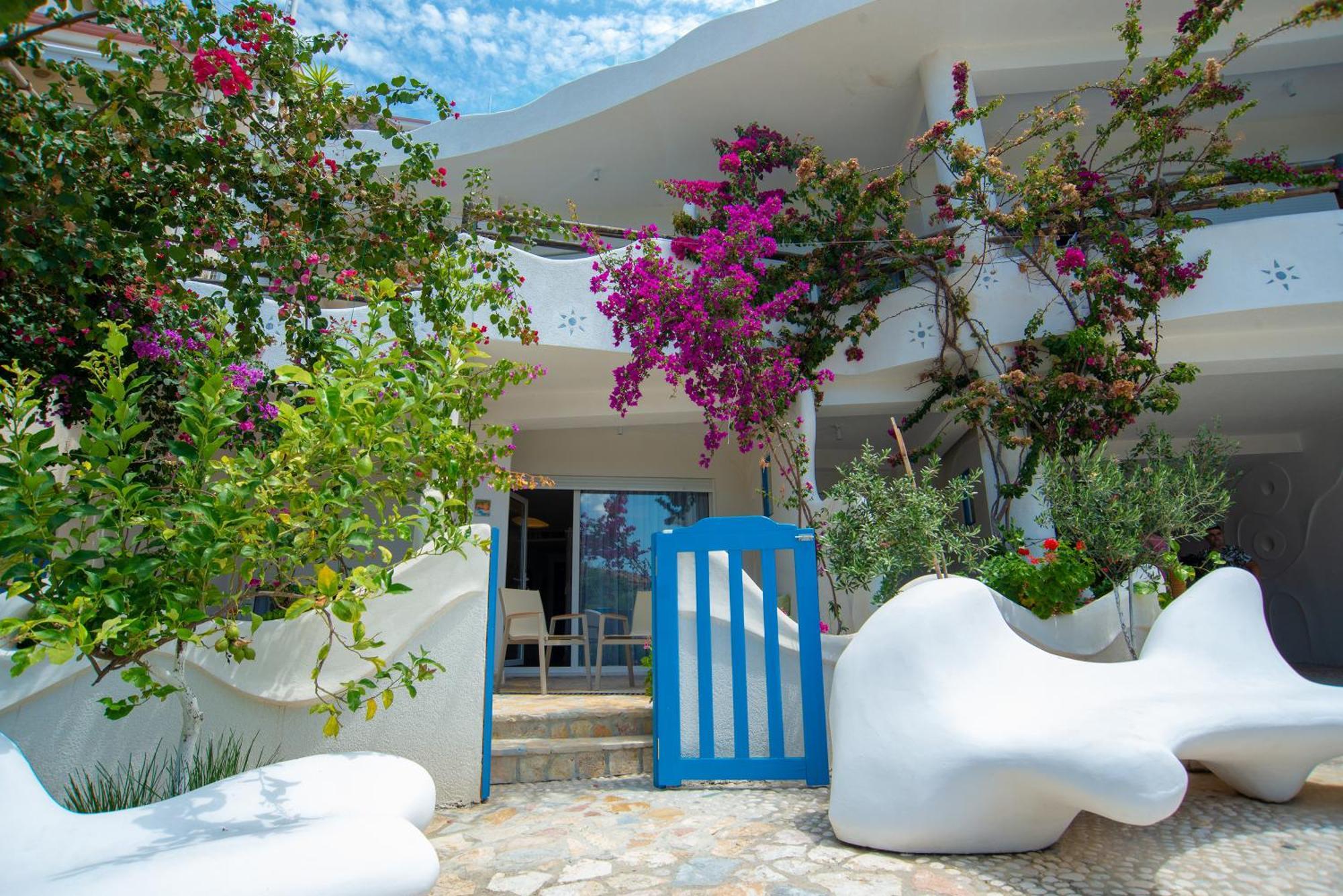 Bougainville Bay Hotel Sarandë 部屋 写真 The hotel's garden